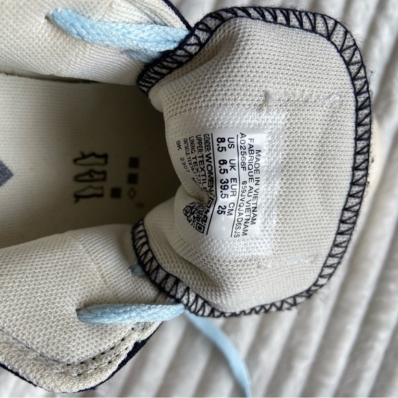 Converse Chuck Lift Platform Shoes Low Black Floral Embroidery Women Sneakers - Picture 7 of 7